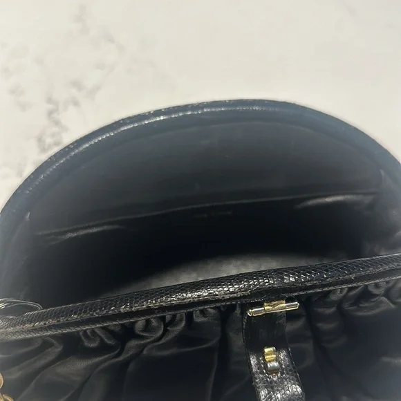 100% Vintage Chanel Clutch with original chain. Can be worn crossbody. - Picture 11 of 14